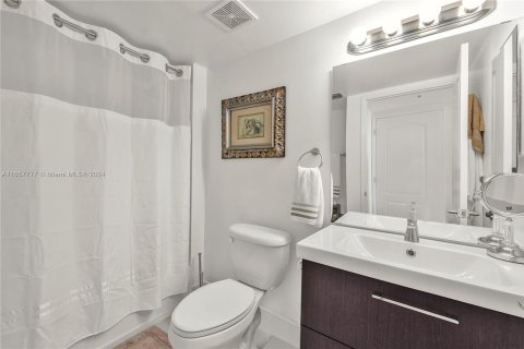 Condo in Miami Beach, Florida, 3 bedrooms  № 1367029 - photo 24