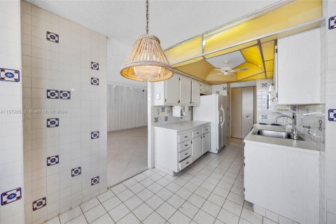 Condo in Sunny Isles Beach, Florida, 2 bedrooms  № 1367005 - photo 18