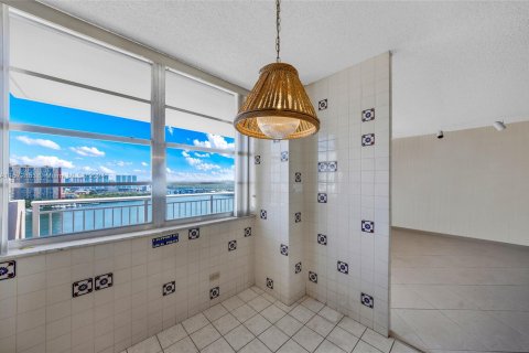 Condo in Sunny Isles Beach, Florida, 2 bedrooms  № 1367005 - photo 17