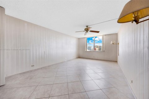 Condo in Sunny Isles Beach, Florida, 2 bedrooms  № 1367005 - photo 25