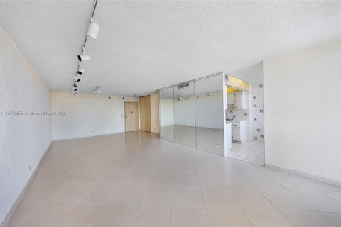 Condo in Sunny Isles Beach, Florida, 2 bedrooms  № 1367005 - photo 13