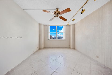 Condo in Sunny Isles Beach, Florida, 2 bedrooms  № 1367005 - photo 22