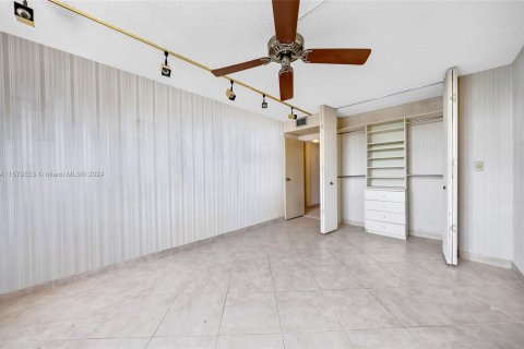 Condo in Sunny Isles Beach, Florida, 2 bedrooms  № 1367005 - photo 23