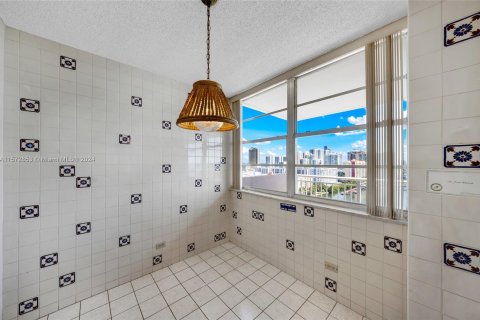 Condo in Sunny Isles Beach, Florida, 2 bedrooms  № 1367005 - photo 16