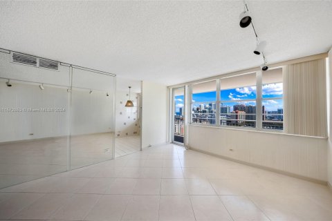 Condo in Sunny Isles Beach, Florida, 2 bedrooms  № 1367005 - photo 14