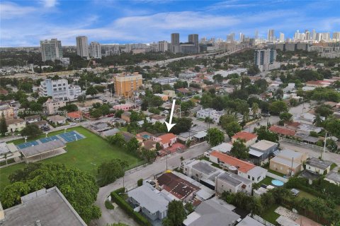 Casa en venta en Miami, Florida, 5 dormitorios, 131.83 m2 № 1367031 - foto 29