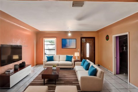 Casa en venta en Miami, Florida, 5 dormitorios, 131.83 m2 № 1367031 - foto 23