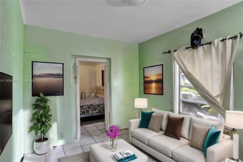 House in Miami, Florida 5 bedrooms, 131.83 sq.m. № 1367031 - photo 4