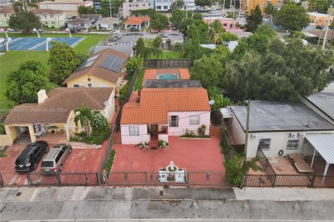 Villa ou maison à vendre à Miami, Floride: 5 chambres, 131.83 m2 № 1367031 - photo 1