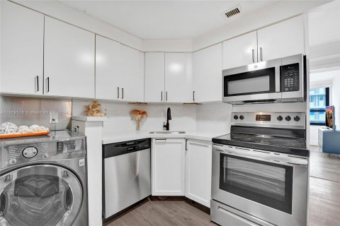 Condo in Miami Beach, Florida, 2 bedrooms  № 1364231 - photo 7