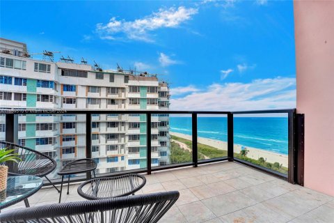 Condo in Miami Beach, Florida, 2 bedrooms  № 1364231 - photo 15