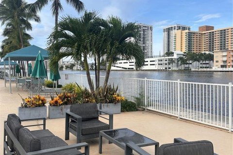 Condo in Hallandale Beach, Florida, 2 bedrooms  № 1364233 - photo 2