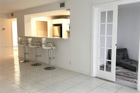 Condo in Hallandale Beach, Florida, 2 bedrooms  № 1364233 - photo 10