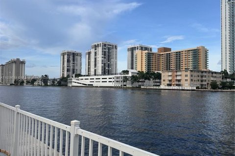 Copropriété à louer à Hallandale Beach, Floride: 2 chambres, 99.87 m2 № 1364233 - photo 4