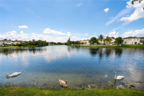 House in Pembroke Pines, Florida 4 bedrooms, 184.13 sq.m. № 1364270 - photo 6