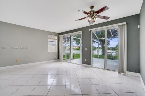 House in Pembroke Pines, Florida 4 bedrooms, 184.13 sq.m. № 1364270 - photo 9