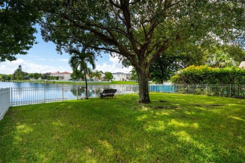 House in Pembroke Pines, Florida 4 bedrooms, 184.13 sq.m. № 1364270 - photo 5