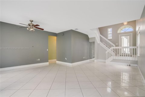 House in Pembroke Pines, Florida 4 bedrooms, 184.13 sq.m. № 1364270 - photo 10