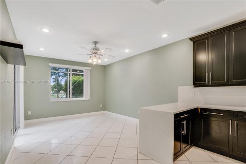 House in Pembroke Pines, Florida 4 bedrooms, 184.13 sq.m. № 1364270 - photo 12