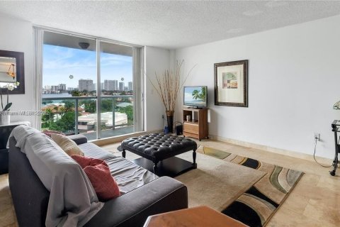 Copropriété à vendre à North Miami Beach, Floride: 2 chambres, 109.44 m2 № 1364271 - photo 12