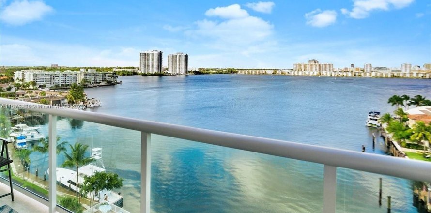 Condominio en North Miami Beach, Florida, 2 dormitorios  № 1364271