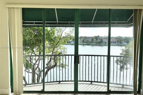 Townhouse in Sunrise, Florida 3 bedrooms, 168.34 sq.m. № 1097080 - photo 14