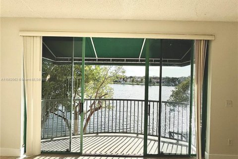 Townhouse in Sunrise, Florida 3 bedrooms, 168.34 sq.m. № 1097080 - photo 15