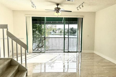 Townhouse in Sunrise, Florida 3 bedrooms, 168.34 sq.m. № 1097080 - photo 12