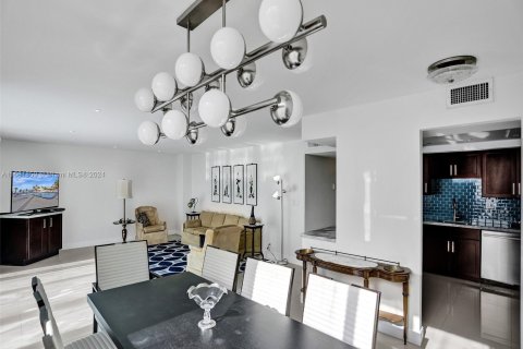 Condominio en venta en Hallandale Beach, Florida, 2 dormitorios, 121.89 m2 № 1162163 - foto 4