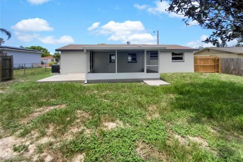 House in Port Richey, Florida 2 bedrooms, 69.12 sq.m. № 1279926 - photo 8