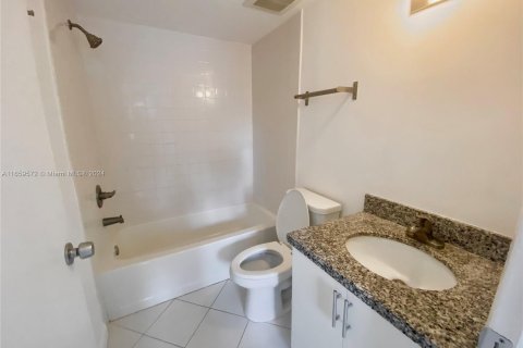 Condo in Miami, Florida, 2 bedrooms  № 1365796 - photo 12