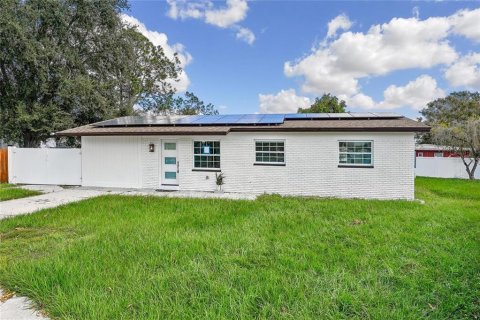 House in Tampa, Florida 5 bedrooms, 176.61 sq.m. № 1438937 - photo 1