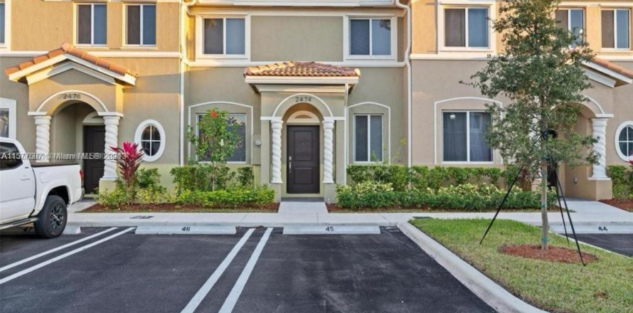 Townhouse in Homestead, Florida 3 bedrooms, 120.96 sq.m. № 1147130