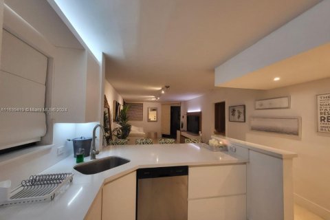 Condo in Key Biscayne, Florida, 1 bedroom  № 1311299 - photo 14