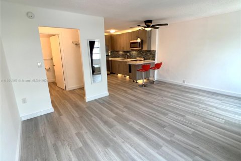 Condominio en alquiler en Miami Beach, Florida, 37.16 m2 № 1367072 - foto 13