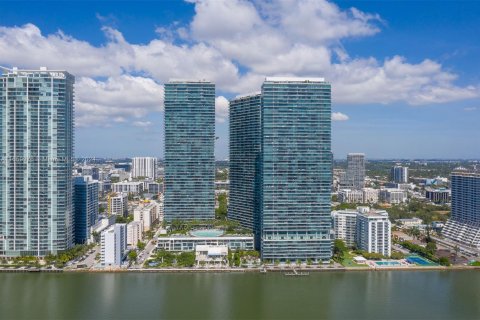 Condo in Miami, Florida, 1 bedroom  № 1367149 - photo 1