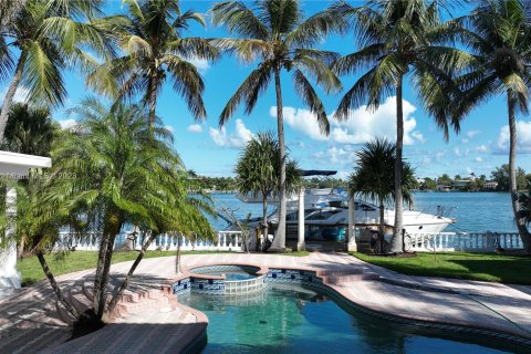 Casa en venta en Miami Beach, Florida, 9 dormitorios, 763.29 m2 № 212538 - foto 9