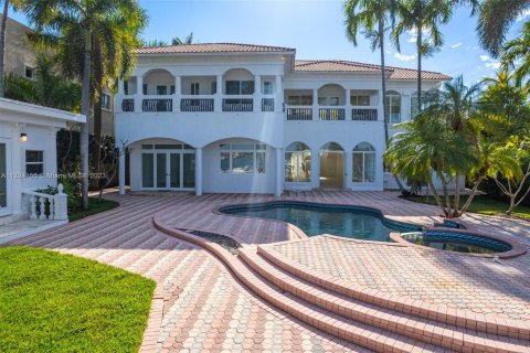 House in Miami Beach, Florida 9 bedrooms, 763.29 sq.m. № 212538 - photo 2