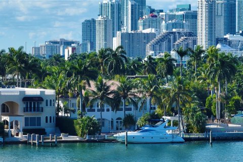 House in Miami Beach, Florida 9 bedrooms, 763.29 sq.m. № 212538 - photo 1