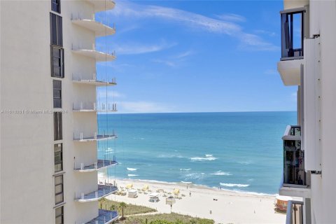 Condo in Miami Beach, Florida, 2 bedrooms  № 1233342 - photo 2