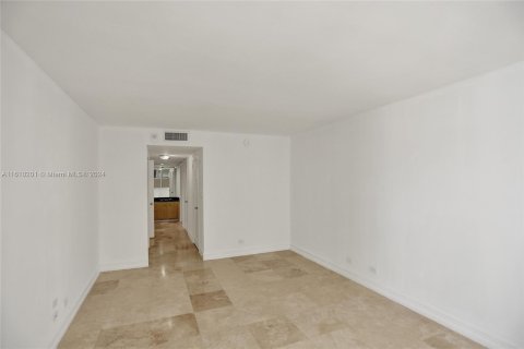 Condo in Miami Beach, Florida, 2 bedrooms  № 1233342 - photo 13