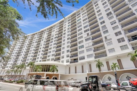 Condo in Miami Beach, Florida, 2 bedrooms  № 1233342 - photo 21