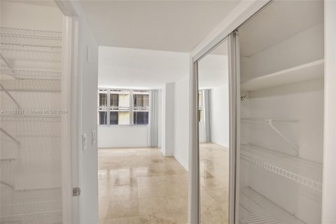 Condo in Miami Beach, Florida, 2 bedrooms  № 1233342 - photo 11