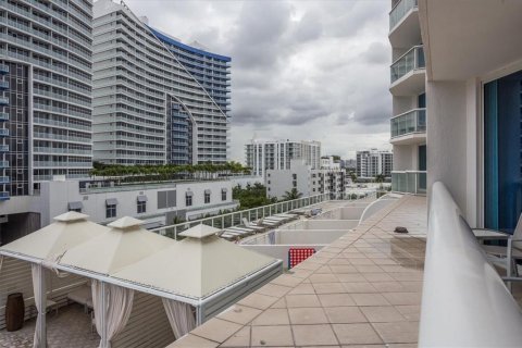 Condominio en venta en Fort Lauderdale, Florida, 1 dormitorio, 80.64 m2 № 54487 - foto 1