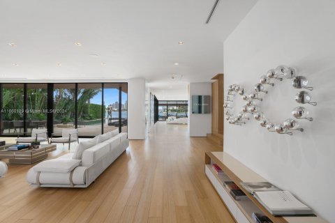 House in Miami Beach, Florida 5 bedrooms, 733 sq.m. № 1368697 - photo 20