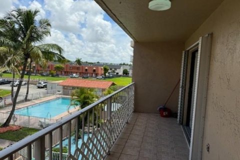 Condo in Miami, Florida, 2 bedrooms  № 1234797 - photo 1