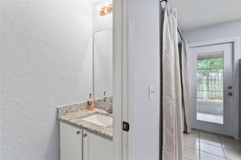 Townhouse in Temple Terrace, Florida 2 bedrooms, 111.48 sq.m. № 1366104 - photo 10