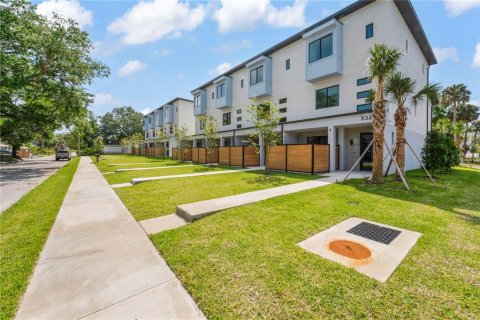 Adosado en venta en Tampa, Florida, 3 dormitorios, 204.57 m2 № 1313614 - foto 1