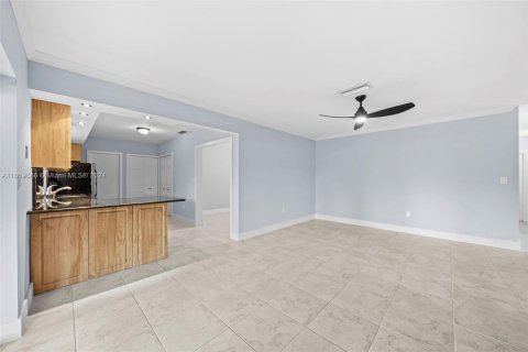 House in Miami, Florida 3 bedrooms, 223.15 sq.m. № 1364931 - photo 7