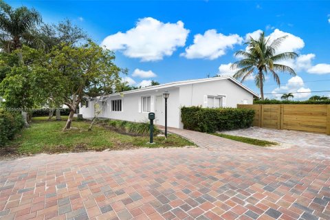 Casa en alquiler en Miami, Florida, 3 dormitorios, 223.15 m2 № 1364931 - foto 1